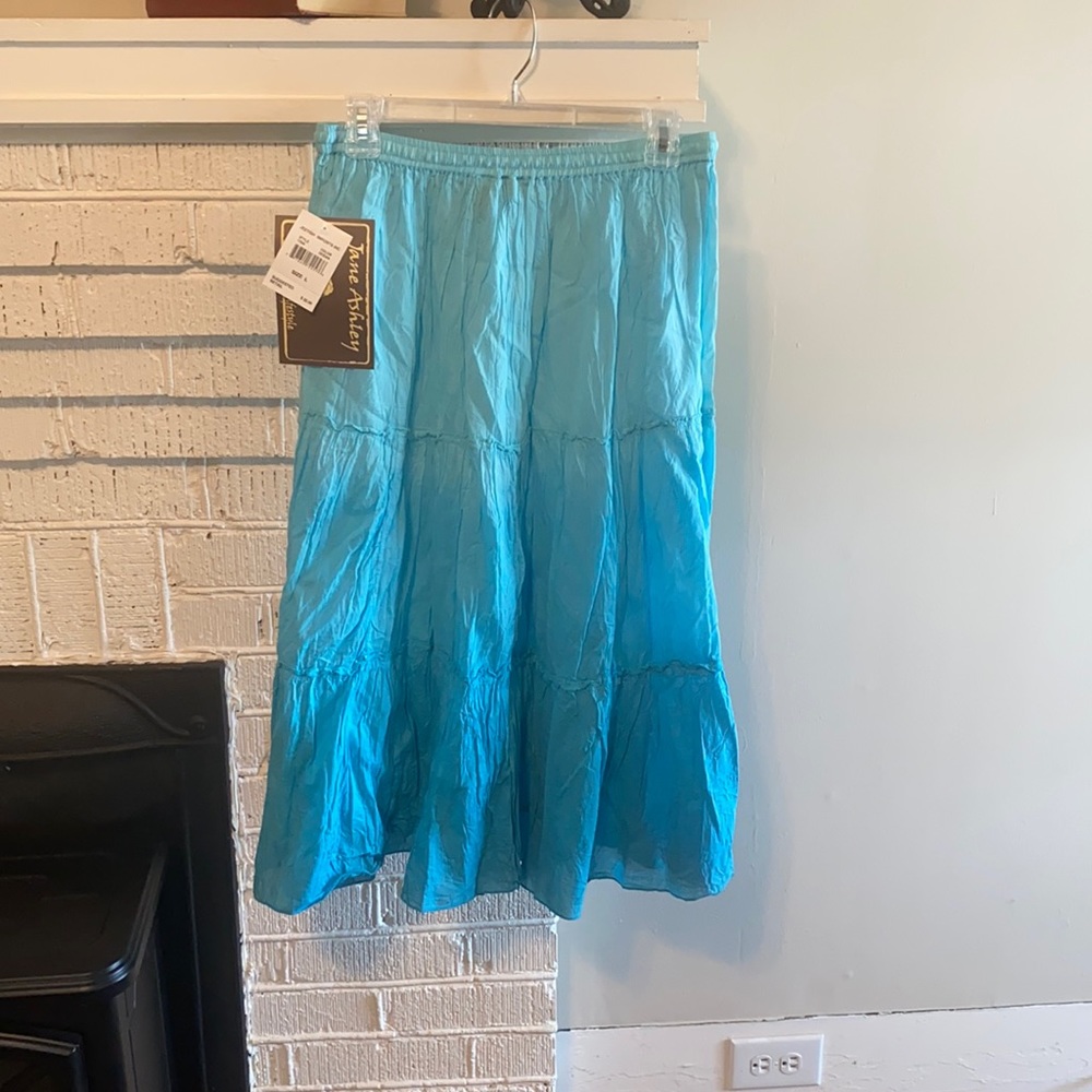 Jane Ashley casual lifestyle skirt.
